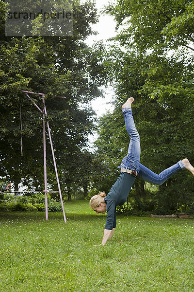 Frau beim Spielen im Garten