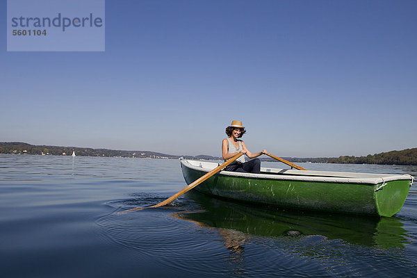 Frau Ruderboot im stillen See