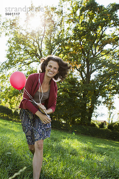 Lächelnde Frau mit Luftballons