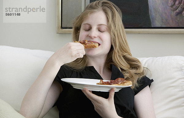 Jugendlicher  Couch  essen  essend  isst  Mädchen