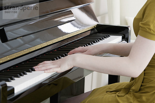 Nahaufnahme eines jungen Mädchens beim Klavierspielen