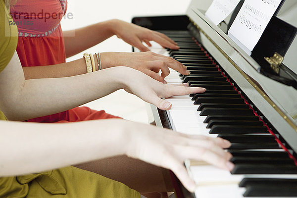 Zusammenhalt  Jugendlicher  Klavier  Mädchen  spielen