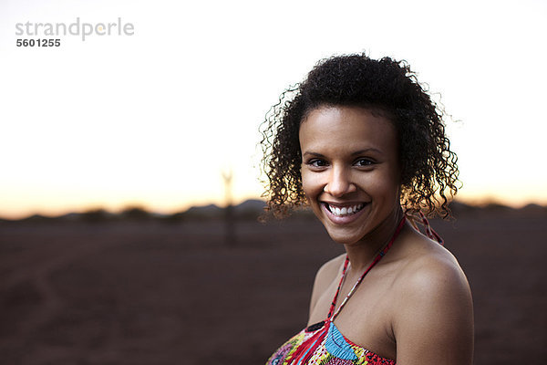 Frau  lächeln  Landschaft  Wüste