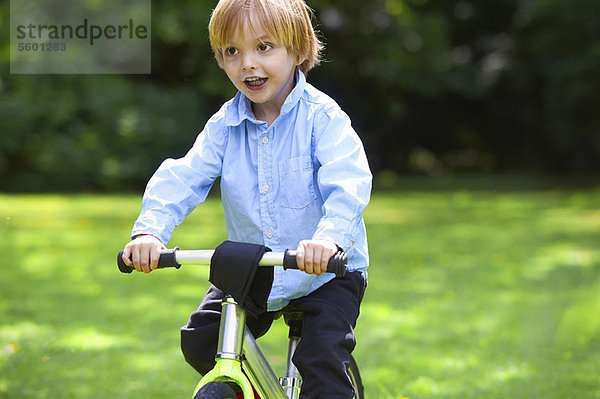 Junge - Person  fahren  Garten  Fahrrad  Rad  Hinterhof