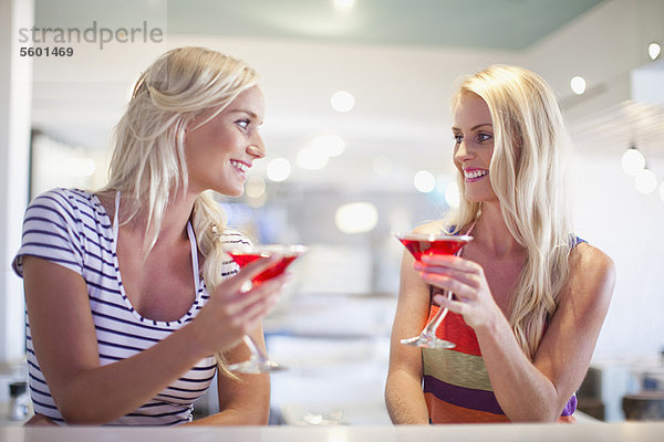 Zusammenhalt  Frau  lächeln  Cocktail