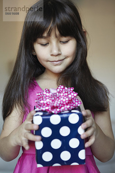 Geschenk  halten  Verpackung  Mädchen  umwickelt