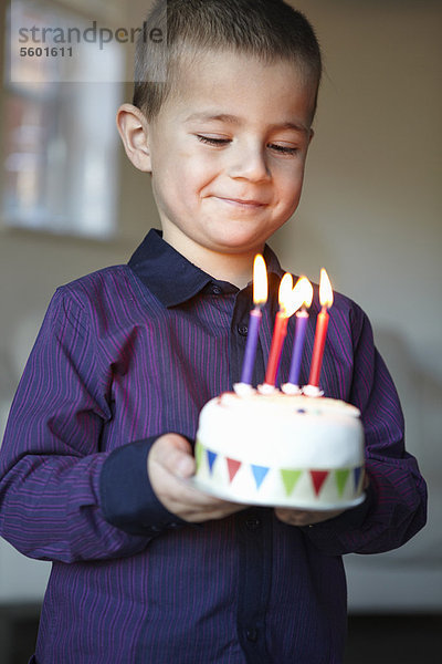 Junge - Person Modell halten Kuchen Kerze Miniatur