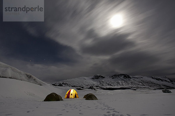 Beleuchtetes Zelt auf dem Gletschercampingplatz