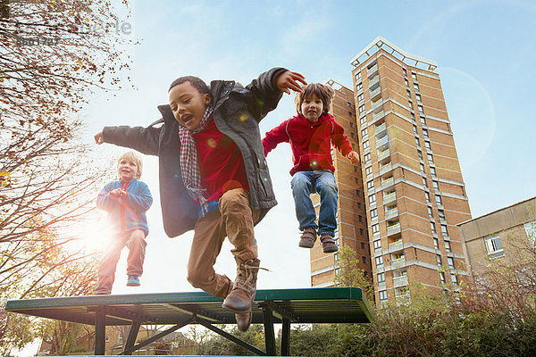 Kinder springen vor Freude im Park