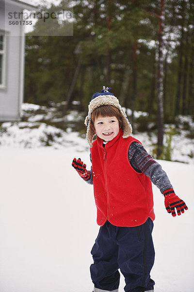 Außenaufnahme  Junge - Person  freie Natur  spielen  Schnee
