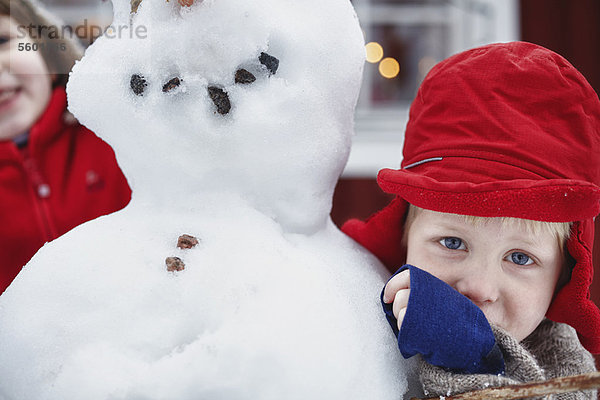 hoch  oben  nahe  umarmen  Junge - Person  Schneemann