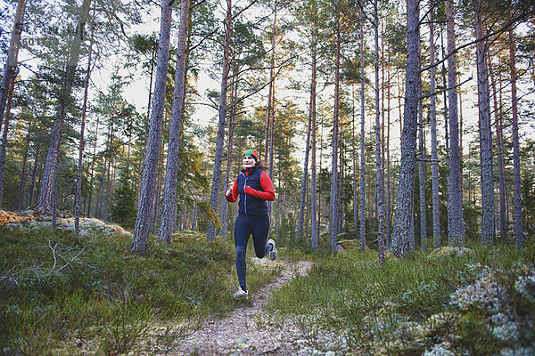 Frau  rennen  Wald