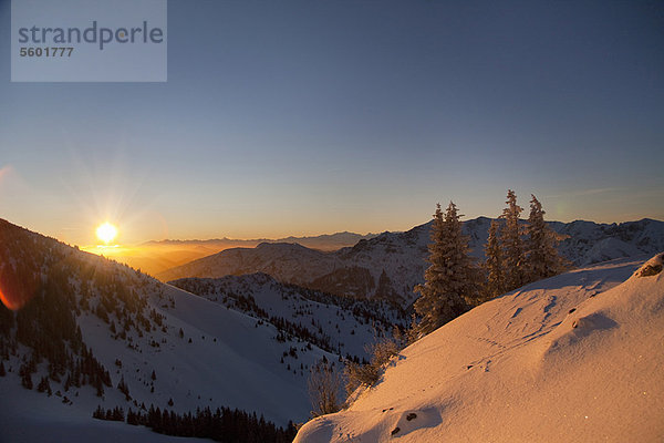 Sonnenuntergang über verschneiter Landschaft