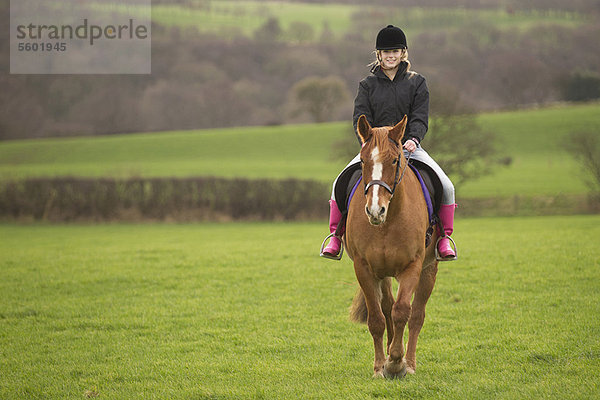 Jugendlicher  Feld  reiten - Pferd  Mädchen