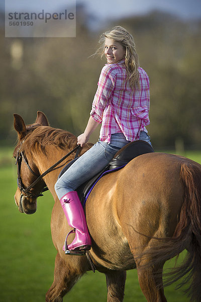 Jugendlicher  Feld  reiten - Pferd  Mädchen