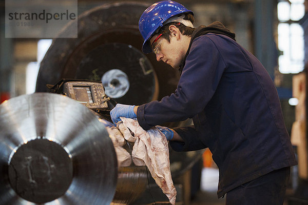 Arbeiterreinigung Metall in der Stahlschmiede