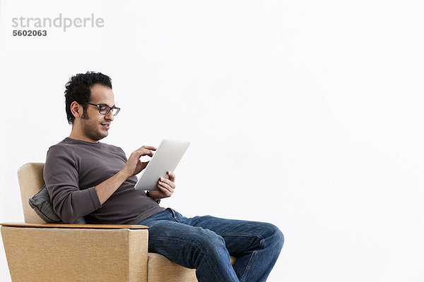 Lächelnder Mann mit Tablet-Computer