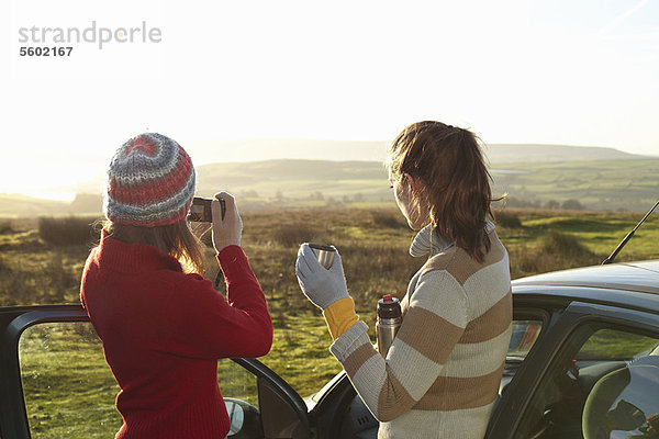 Frauen bewundern die Landschaft vom Auto aus