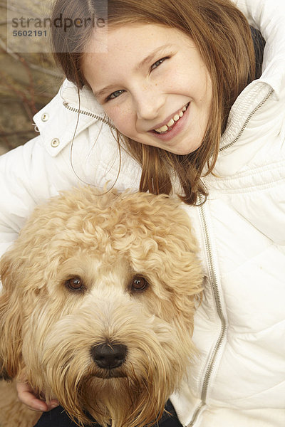 Außenaufnahme  lächeln  Hund  streicheln  Mädchen  freie Natur