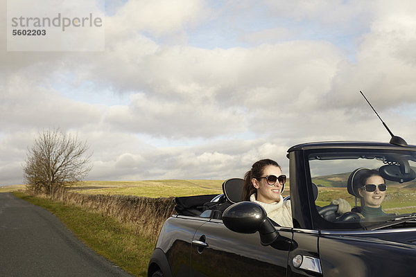 Frauen fahren in ländlicher Landschaft