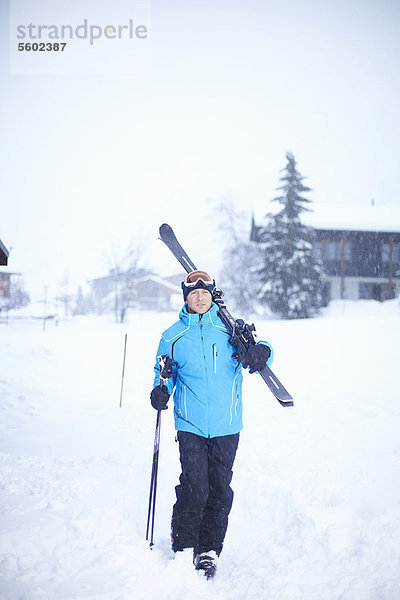 Mann  Ski  tragen  Stange  Schnee