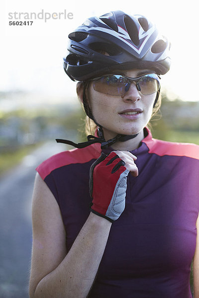 hoch  oben  nahe  Fahrradfahrer  Helm  binden