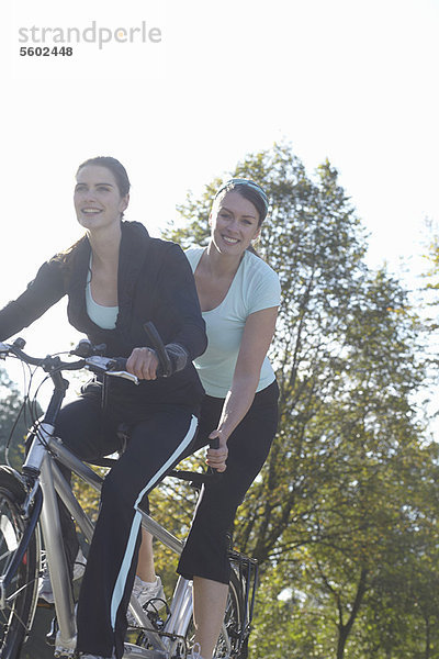 Frau  lächeln  fahren  Fahrrad  Rad  Tandem