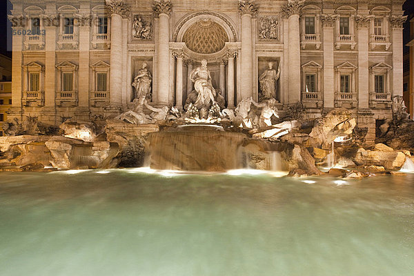 Trevi-Brunnen nachts beleuchtet