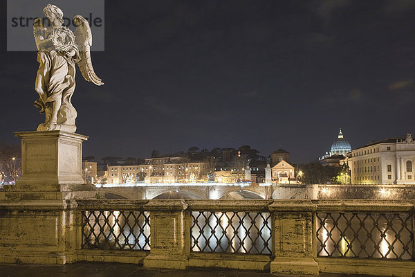 Brücke und Statuen nachts beleuchtet