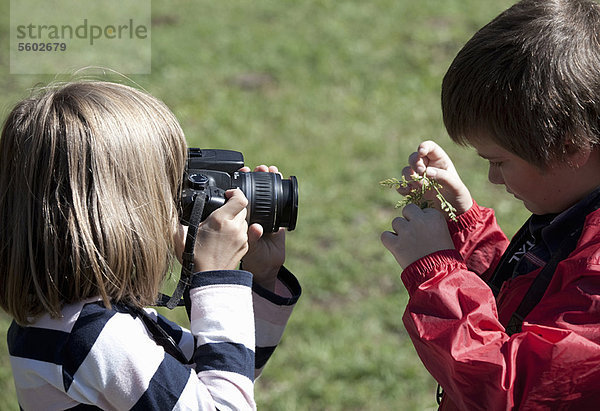 Kinder beim Fotografieren im Freien