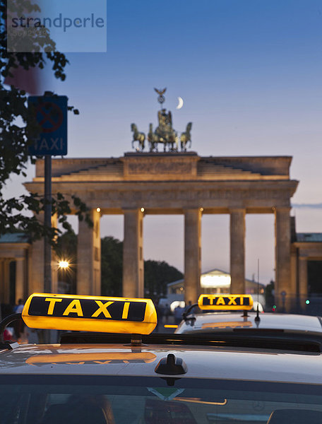 Nahaufnahme von Taxischildern an Taxen