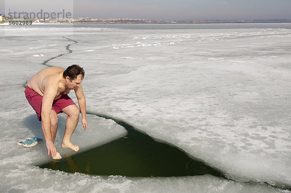 Eisschwimmen im gefrorenen Schwarzen Meer  ein seltenes Phänomen  das zuletzt 1977 auftrat  Odessa  Ukraine  Osteuropa  Europa