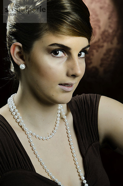 Junge Frau mit Perlenkette und Perlenohring  Portrait