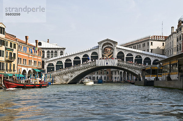 Rialto-Brücke vom Canale Grande aus  Anlegestelle Rialto  Venedig  Veneto  Italien  Europa