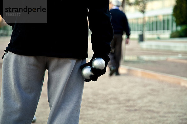 Rentner beim PÈtanque- oder Boule-Spiel in einem Park in Madrid Rio  Madrid  Spanien  Europa