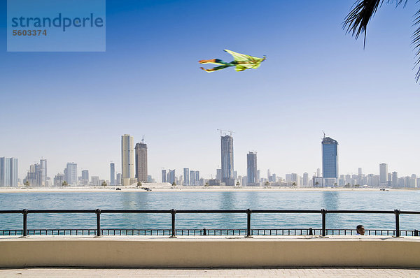 Drachen vor der Skyline von Dubai  Vereinigte Arabische Emirate  Naher Osten