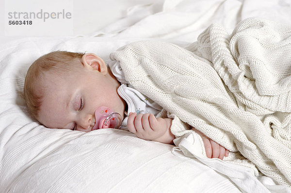 Baby  6 Monate  schlafend mit Schnuller