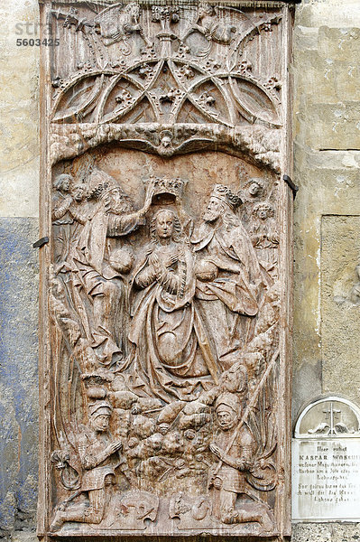 Marienkrönung  Grabstein  außen  Wallfahrtskirche Maria Saal  Kärnten  Österreich  Europa