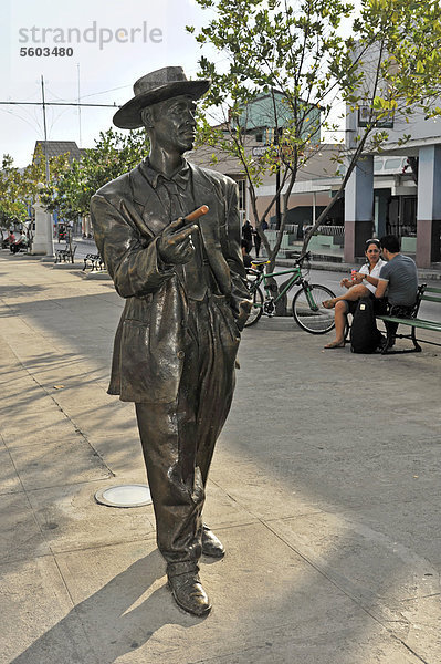 Bronzestatue von Benny MorÈ in Cienfuegos  kubanischer Sänger  1919 - 1963  Cienfuegos  Kuba  Große Antillen  Karibik  Mittelamerika  Amerika