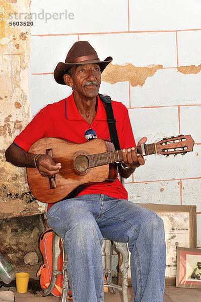 Kubanischer Musiker  Seitenstraße  Altstadt  Trinidad  Kuba  Große Antillen  Karibik  Mittelamerika  Amerika