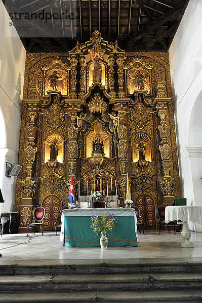 Altar  Altarbereich  San Juan Bautista oder Parochial Mayor Kirche  innen  Altar aus Zedernholz mit Gold-Einlegearbeit  Remedios  Santa Clara Provinz  Kuba  Mittelamerika  Amerika
