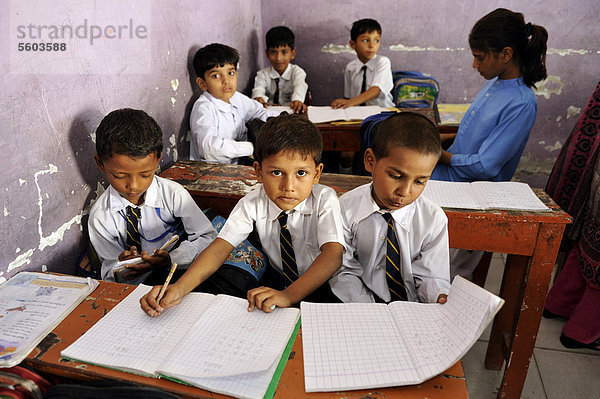 Jungen in einer Schule der christlichen Gemeinde in Lahore  Punjab  Pakistan  Asien
