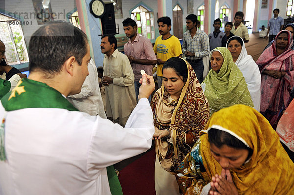 Gottesdienst  verschleierte Frauen empfangen die Kommunion  Pfarrkirche St. John  christliche Gemeinde Youhanabad  Lahore  Punjab  Pakistan  Asien