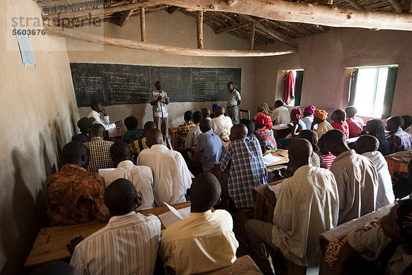 Klassenzimmer voller erwachsener Schüler beim Lernen über nachhaltige Landwirtschaft  Ruanda  Afrika