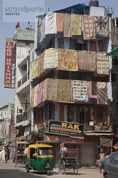 Straße in der Stadt mit Rikschas  Hotels und Teppichläden  Delhi  Indien  Asien