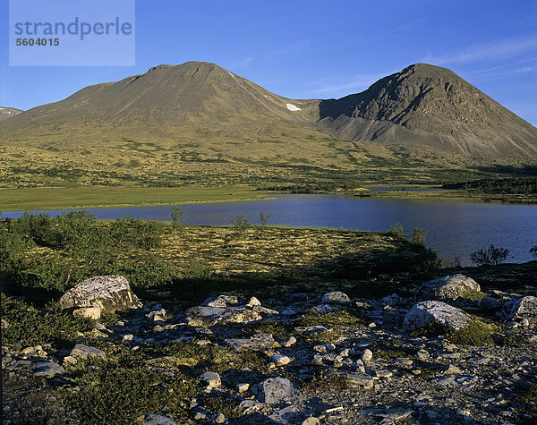 Zwillingskuppen der Berggruppe Styggh¯in  Stygghoin  See D¯rÂlstj¯rnin  Doralstjornin  Rondane Nationalpark  Norwegen  Skandinavien  Europa