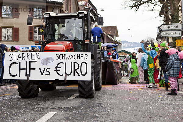 Starker CHF vs. schwacher Euro  Motivwagen zum Thema Wirtschaftskrise  Banken und Schuldenkrise  beim 35. Motteri-Umzug in Malters  Luzern  Schweiz  Europa