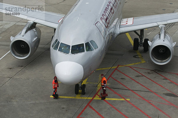 Flugzeug der Germanwings  letzte Handgriffe vor dem Abflug  Vorfeldarbeiter stehen an der Maschine  Flughafen Köln Bonn  Airport Konrad Adenauer  Nordrhein-Westfalen  Deutschland  Europa