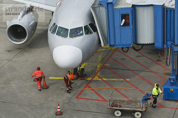 Maschine der Germanwings wird auf dem Vorfeld betankt und entladen  Flughafen Köln Bonn  Airport Konrad Adenauer  Nordrhein-Westfalen  Deutschland  Europa