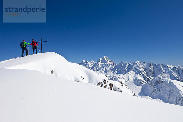Zwei Bergsteiger geben sich am Gipfel die Hand  Skitour Torrenthorn  Leukerbad  Wallis  Schweiz  Europa